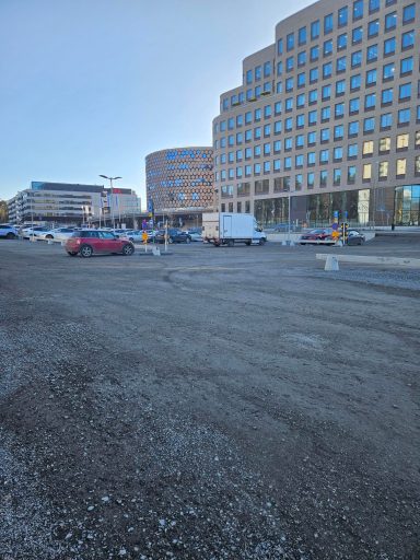 Hårdgjord mark framför badhuset Bygg här istället!